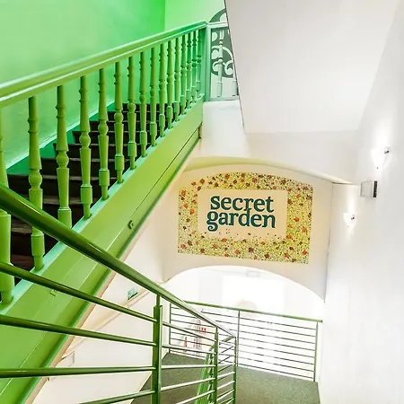 بيت شباب The Secret Garden